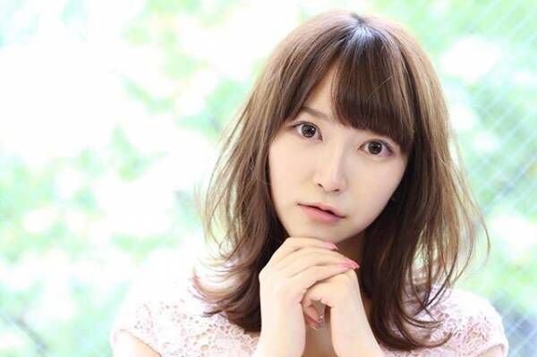 丸顔をカバーできる 大人の雰囲気の暗髪ミディアムスタイル ウーマンエキサイト 4 5