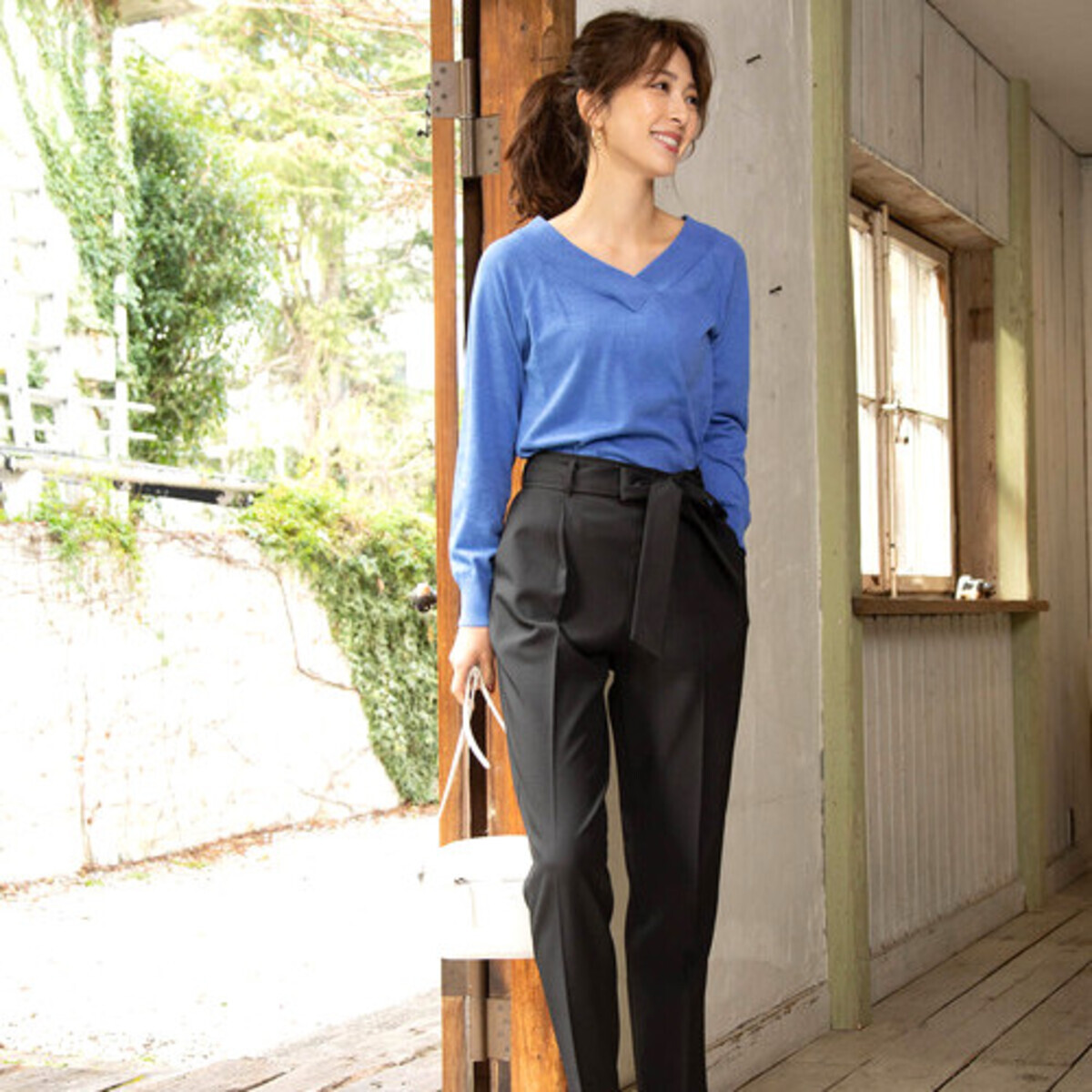 大人の春コーデ特集 重たく見えがちな黒パンツを春らしく着こなすコツをご紹介 19年4月16日 ウーマンエキサイト 1 3