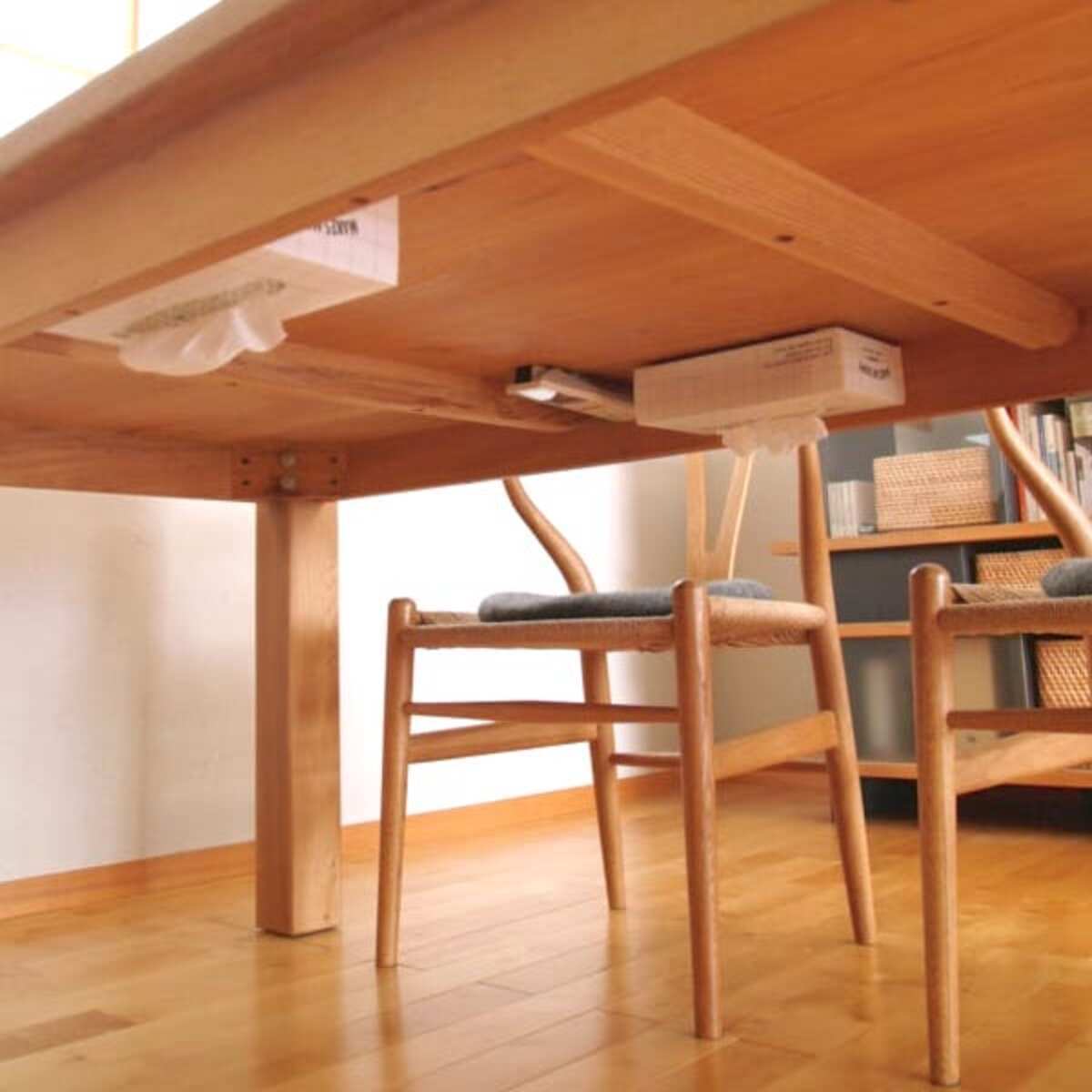 連載 キャンドゥetc グッズでテーブル下を有効利用 ティッシュ リモコンを隠して収納 19年11月7日 ウーマンエキサイト 1 4