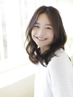 黒髪ミディアムは 前髪なし でクールに決める 大人女性に似合う髪型30選 ウーマンエキサイト 2 12