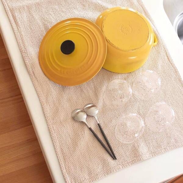 水切りカゴがいらなくなる！キッチンが広く使えて便利な「吸水タオル」