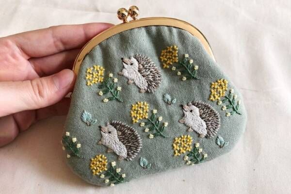 温かみのある はりねずみ刺繍のがま口