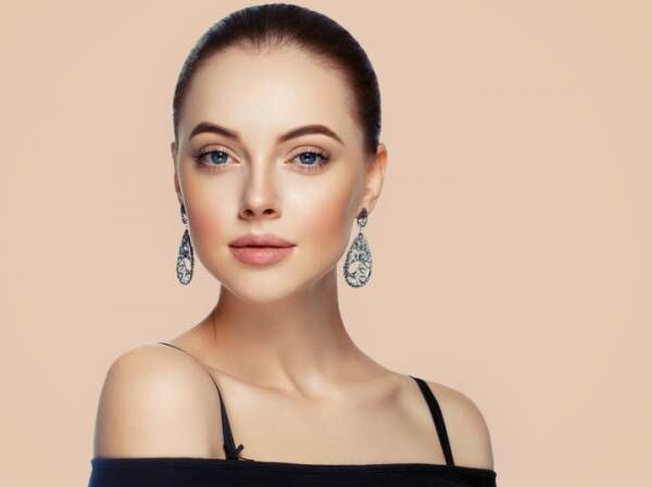 Beautiful Woman Portrait with Fashion Model jewelry.