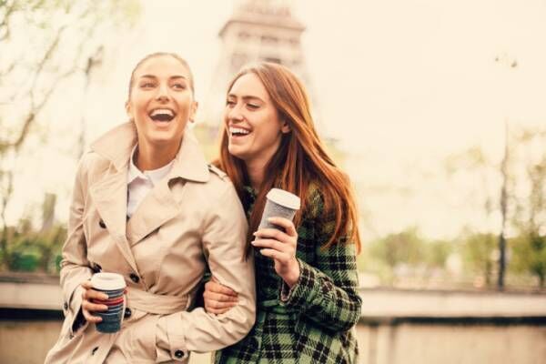 Friends drinking coffee in Paris