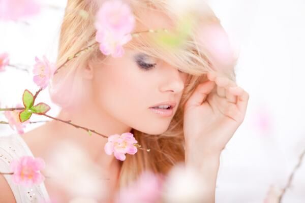 beautiful woman with spring flowers