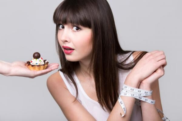 Dieting woman got caught while trying to eat cake