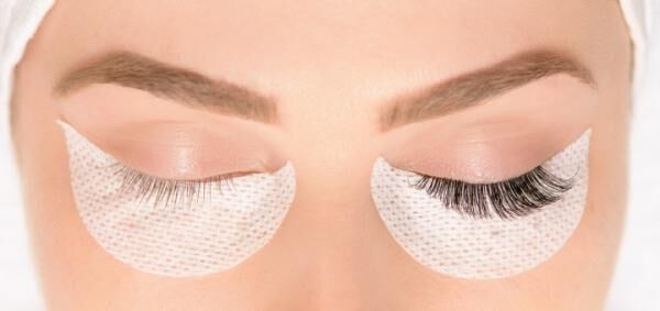 beauty treatment, application of false eyelashes