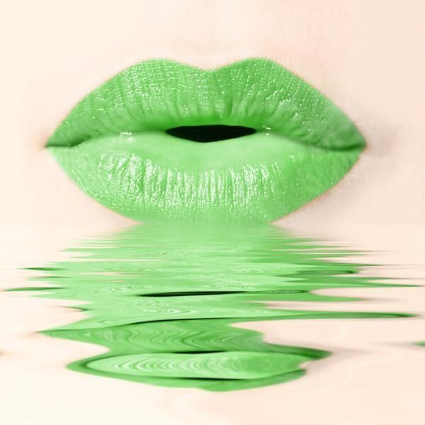 Green lips and reflections
