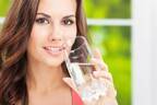 水をたくさん飲んだ方が美容に良い？「水にまつわる俗説」の真偽とは？！