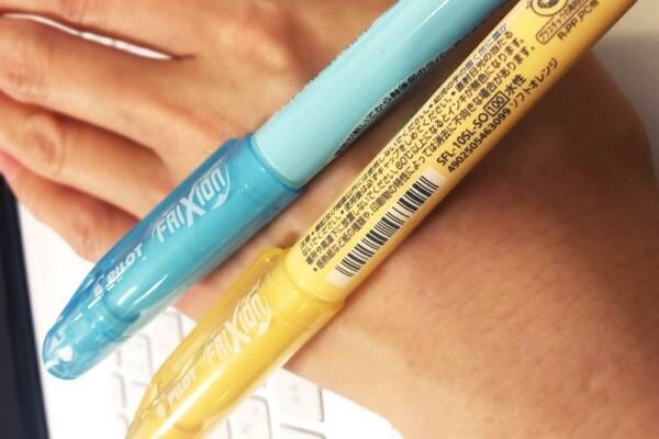 黄色と青のペン