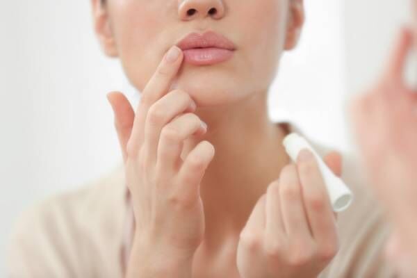 唇がくすんでしまう原因と対処法とは？