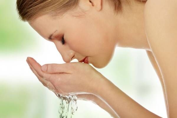 ぬるめのお水をあてるように洗顔料をオフ