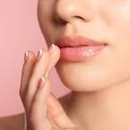 唇の皮むけにはどう対処する？簡単に実践できる「リップパック」方法