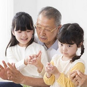 すくすく伸びる子どもたちに、本当に大切なこと 自分ががんばらなきゃと思わなくていいんです。子どもにも親にも必要な「ナナメの関係」