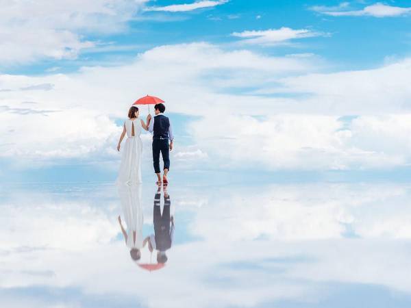 「そんなことある？」ハネムーンに訪れた地で偶然出会ったカメラマンと…全１１枚