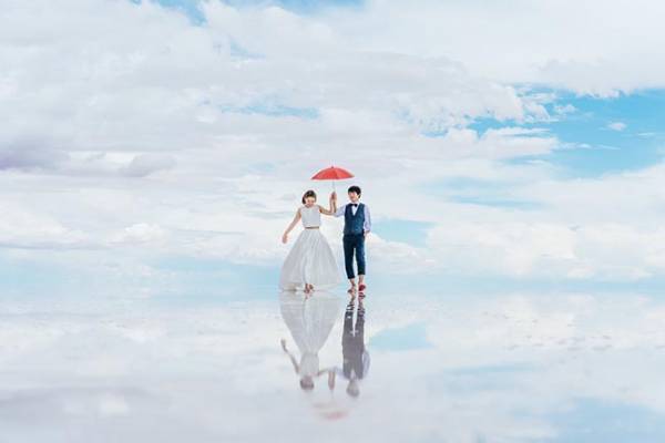 「そんなことある？」ハネムーンに訪れた地で偶然出会ったカメラマンと…全１１枚