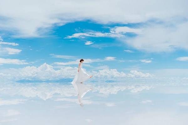 「そんなことある？」ハネムーンに訪れた地で偶然出会ったカメラマンと…全１１枚