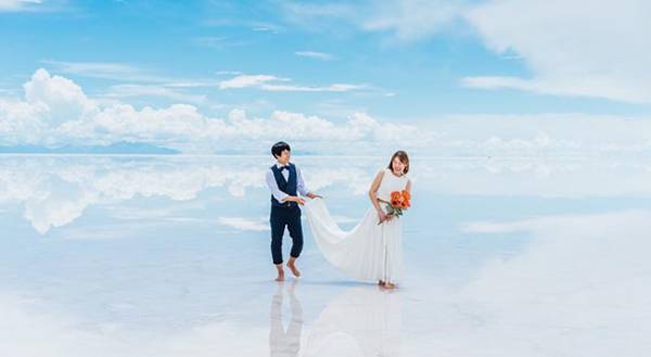 「そんなことある？」ハネムーンに訪れた地で偶然出会ったカメラマンと…全１１枚