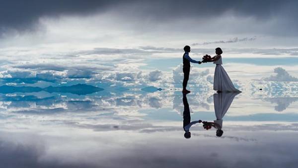 「そんなことある？」ハネムーンに訪れた地で偶然出会ったカメラマンと…全１１枚