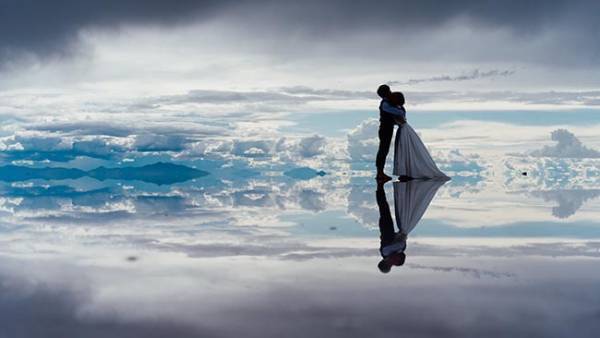 「そんなことある？」ハネムーンに訪れた地で偶然出会ったカメラマンと…全１１枚