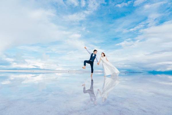 「そんなことある？」ハネムーンに訪れた地で偶然出会ったカメラマンと…全１１枚