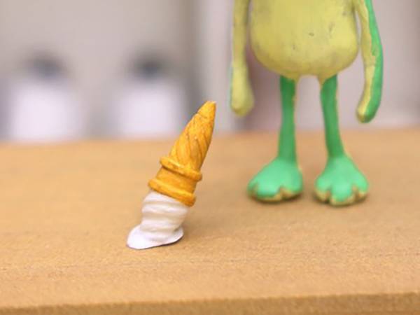 粘土で作った『カエルの置物』に、吹き出す人続出　「目がすべてを物語っている」