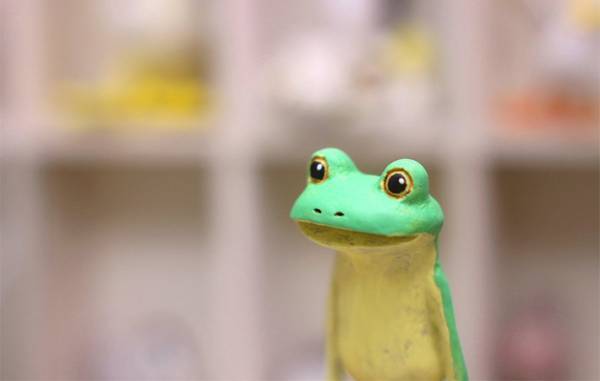 粘土で作った『カエルの置物』に、吹き出す人続出　「目がすべてを物語っている」