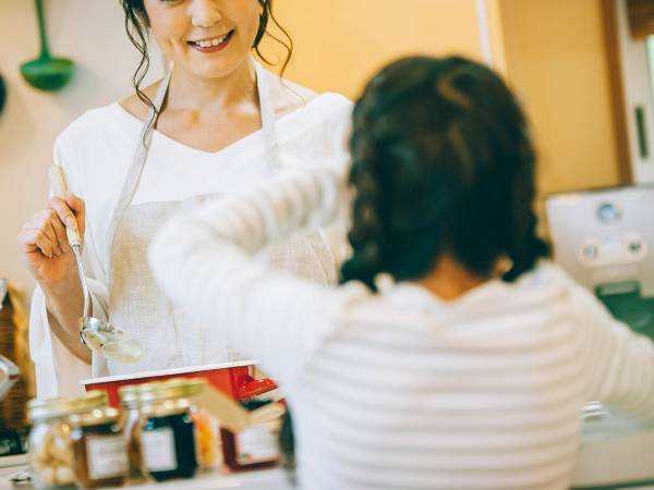 「人の数だけ箸を並べてね」　そういわれた３歳娘の『質問』に、吹き出す人続出！