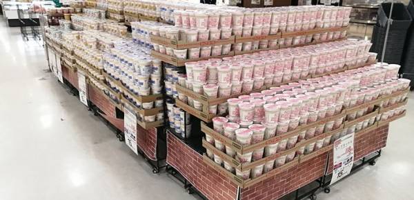 「さすがイオン」「イオンの本気を見た」　カップ麺の買い占めが問題視されると…？