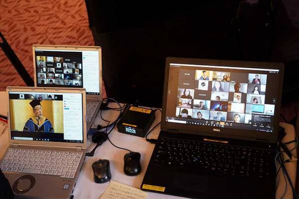 卒業式で学長の前に立つ『異様な姿の生徒』　シュールな光景がネットで話題に