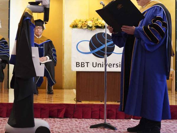 卒業式で学長の前に立つ『異様な姿の生徒』　シュールな光景がネットで話題に