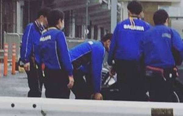 立ち往生した車を助けている人たち　『制服にプリントされた文字』を見ると？