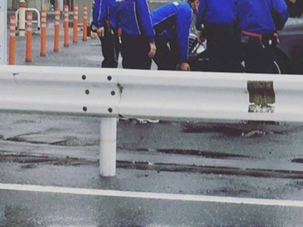 立ち往生した車を助けている人たち　『制服にプリントされた文字』を見ると？