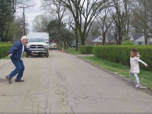 道路をはさんで向かい合うおじいさんと孫　続く展開にみんなが笑顔になった