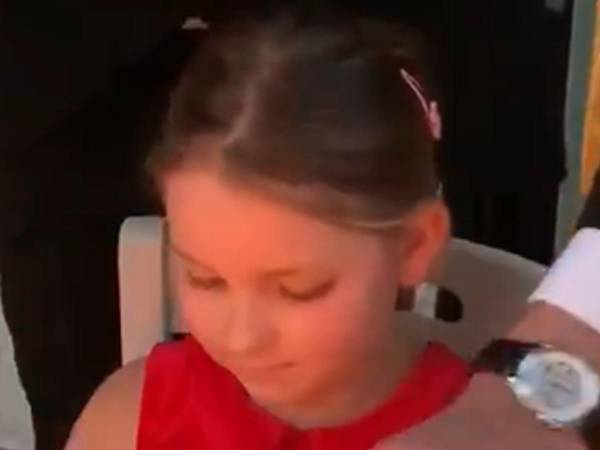 外出禁止中、子供が高級レストランで食事？　「素敵すぎる」「いい家族」