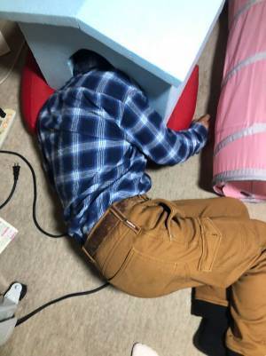 なぜそこで…　酔ったお父さんが寝落ちした場所に９万人が大爆笑！