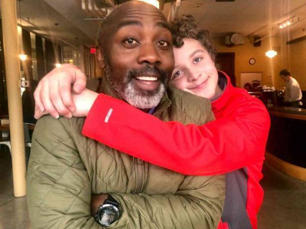 感動の実話　父親から愛されなかった男性が、親に捨てられた少年の「父親」に