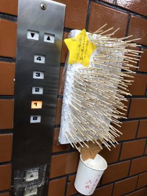 感染予防に『めった刺し』！？　ボタンに触れたくない一心で…「斬新すぎる」