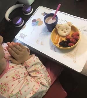 きれいに盛り付けられた娘の朝食　一方、母の朝食がこちらです