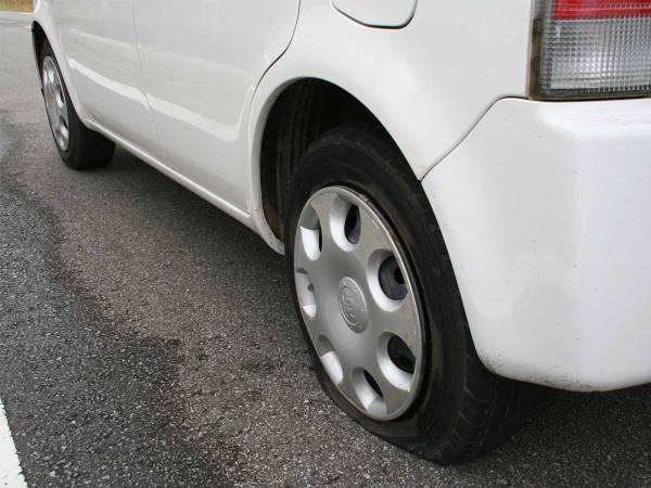 運転中、ディーラーの店員に呼び止められた妻　何かと思ったら『危機一髪』！