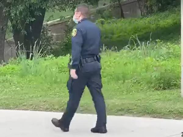 封鎖された公園で警察官が取った行動に称賛の声　迷子になっていたのは…