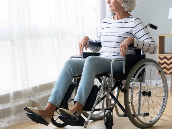 感染防止のため、施設で暮らす妻に会えない　夫がとった行動に涙があふれる