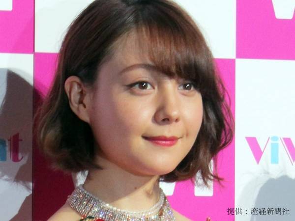 トリンドル玲奈の美脚ショットに「脚ながーーい！」　『ar』初表紙に祝福の声が殺到！