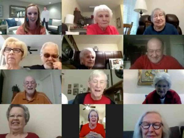 素晴らしいアイディア！　あの映画スターが高齢者たちとビンゴで大盛り上がり