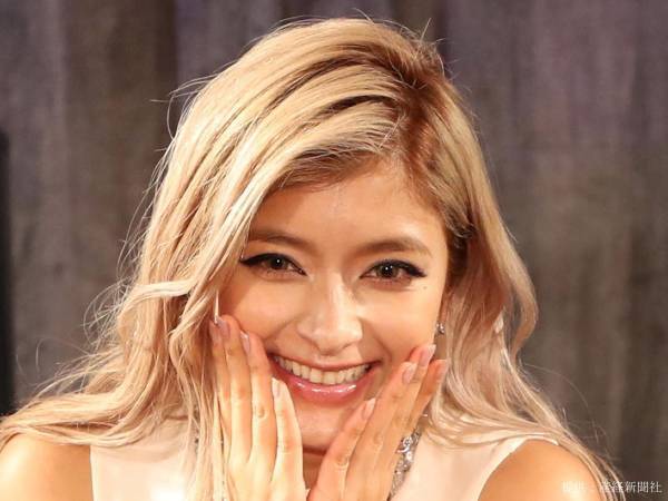 ローラがスタイルがよく分かる『ウォームアップ動画』を公開！　ファン「身体にしか目がいかない」とうっとり…