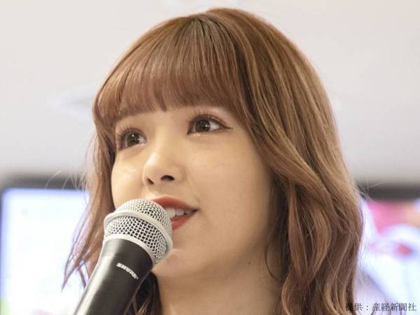 藤田ニコルの『逆さまショット』に「上戸彩に似すぎ！」　ほかの美女に似てるとの意見も