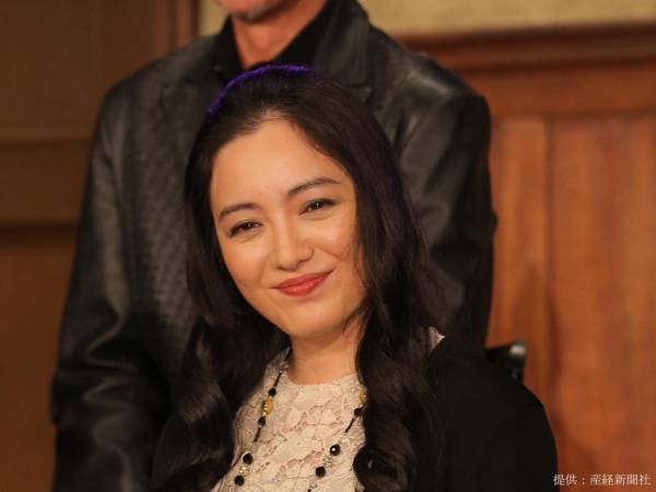 仲間由紀恵の『後ろ姿』が、かっこよすぎる！　「少しでも笑ってほしい」との呼びかけにファン感動