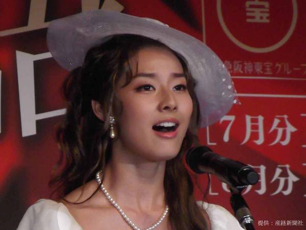 すみれのインスタグラムには、セクシーショットや美の秘密がいっぱい！　家族との写真も