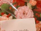「涙が止まらない」　娘の結婚祝いに花束と贈った１０文字のメッセージに感動の声