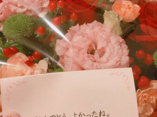 「涙が止まらない」　娘の結婚祝いに花束と贈った１０文字のメッセージに感動の声